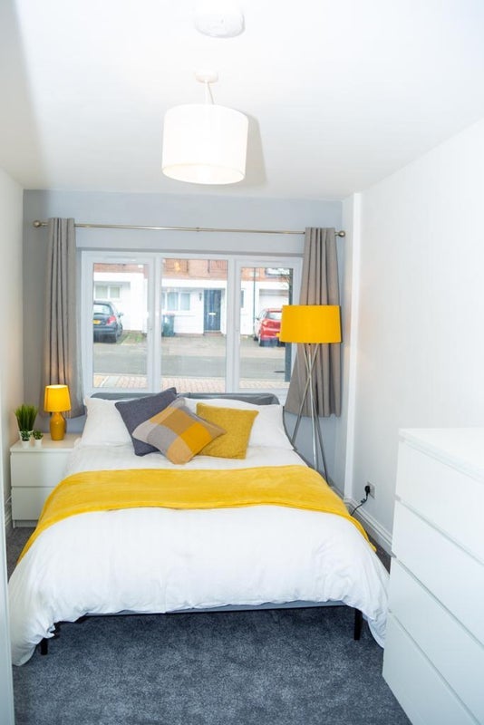 Room Russell Way in Crawley
