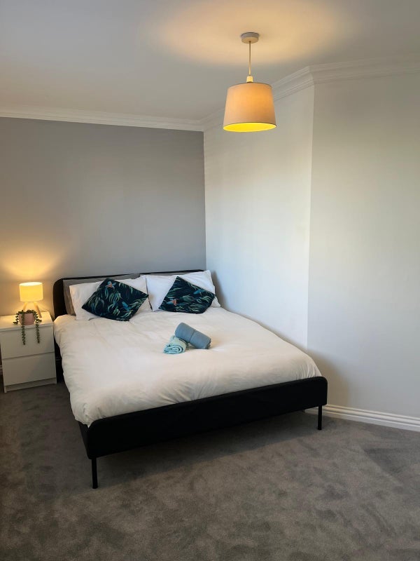 Room Russell Way in Crawley