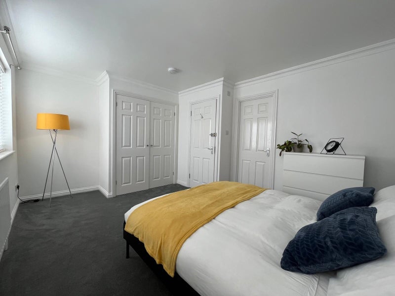 Room Russell Way in Crawley
