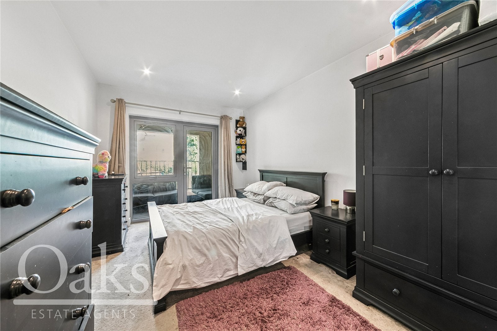 Flat Dagnall Park in Greater London