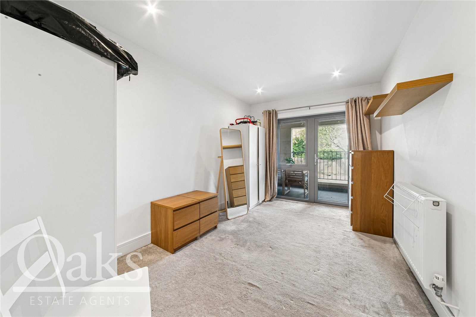 Flat Dagnall Park in Greater London