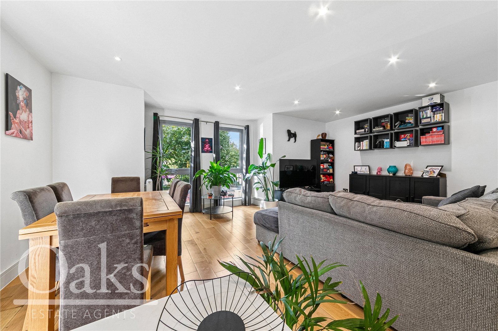 Flat Dagnall Park in Greater London