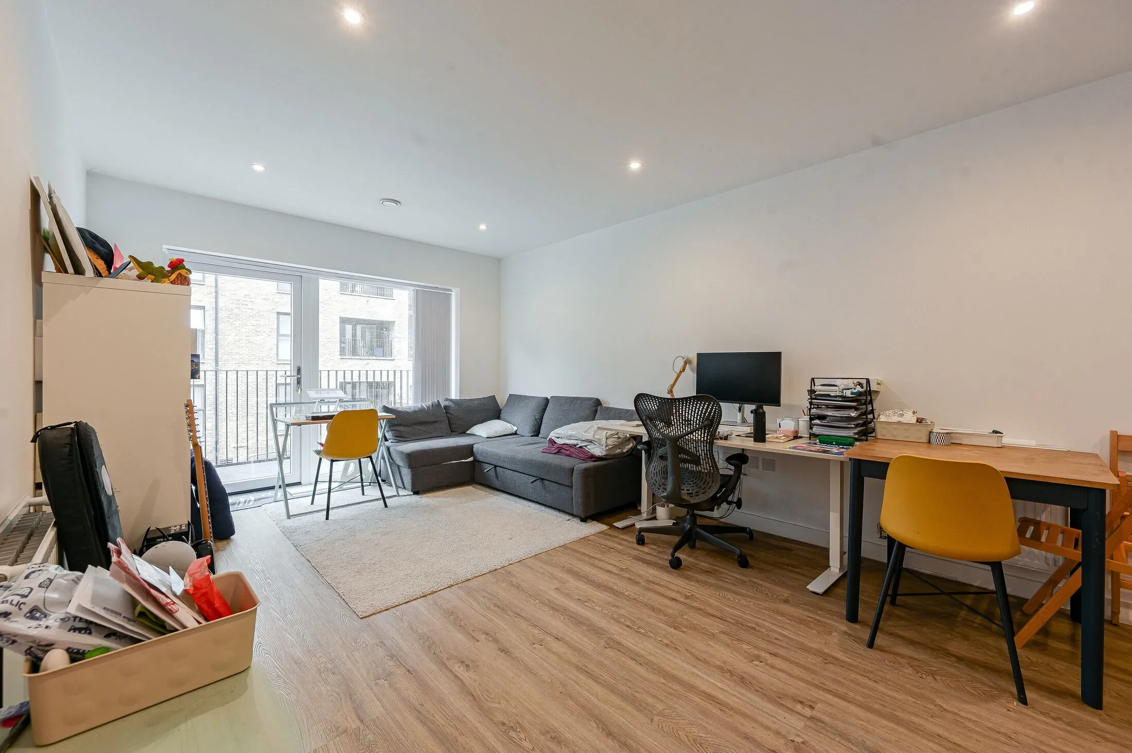 Flat Hickman Walk in Greater London