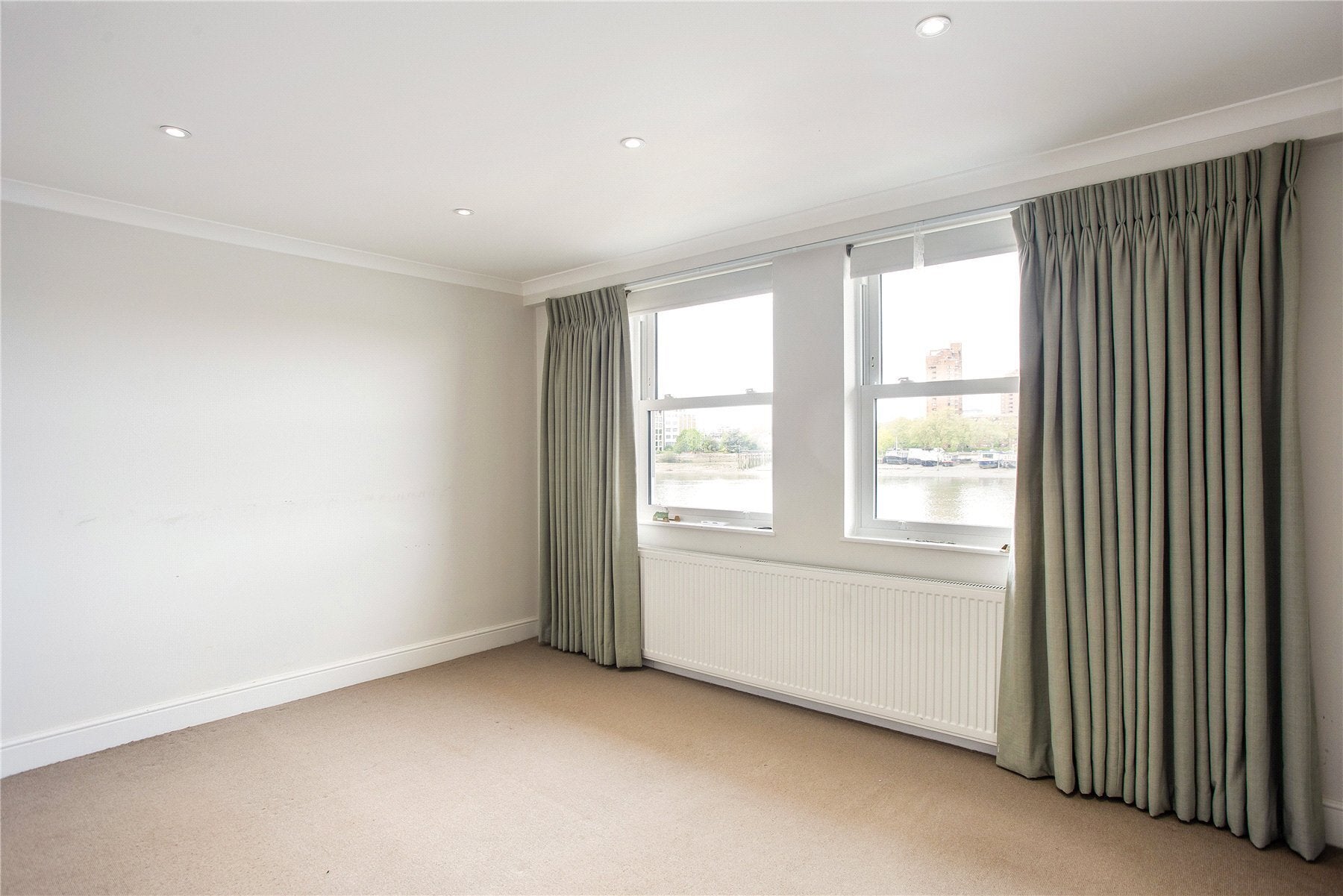 Flat Thorney Crescent in Greater London