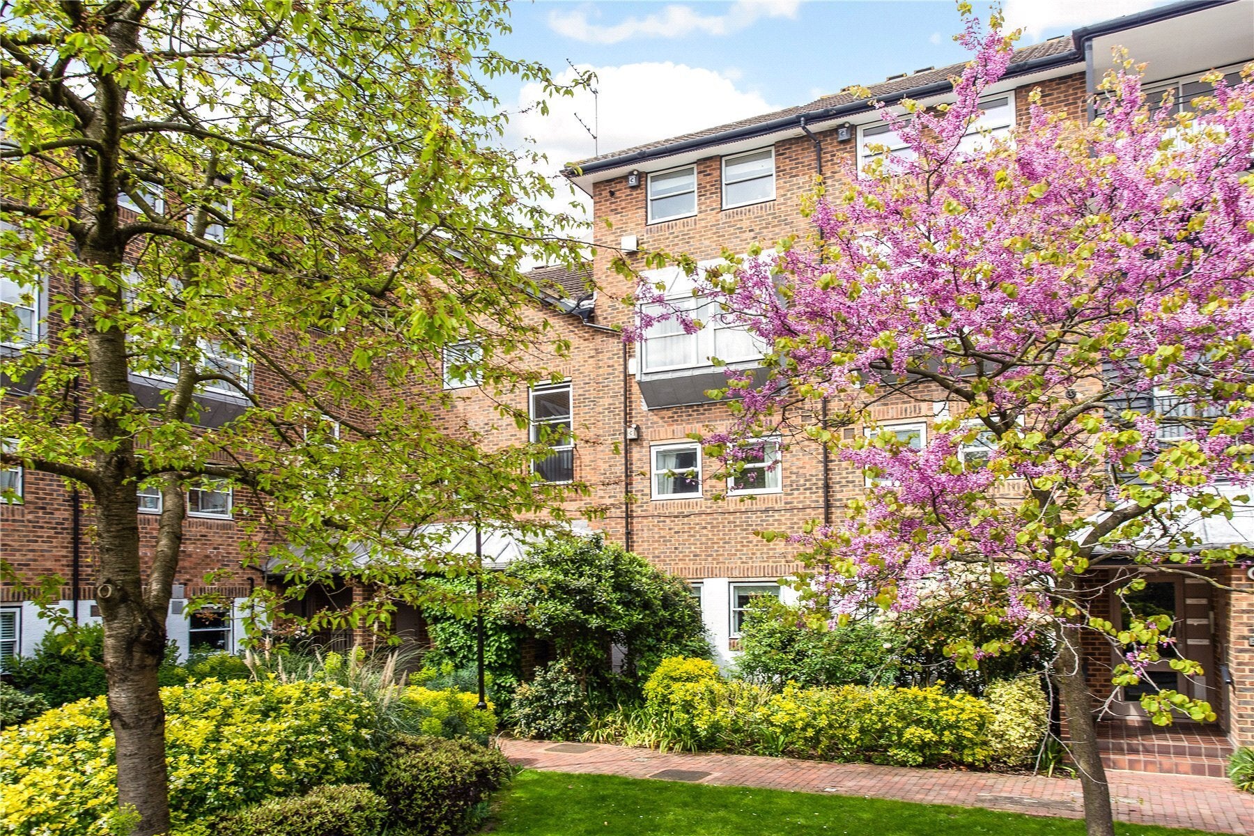 Flat Thorney Crescent in Greater London