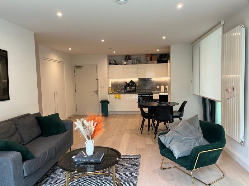 Room Royal Crest Avenue in Greater London