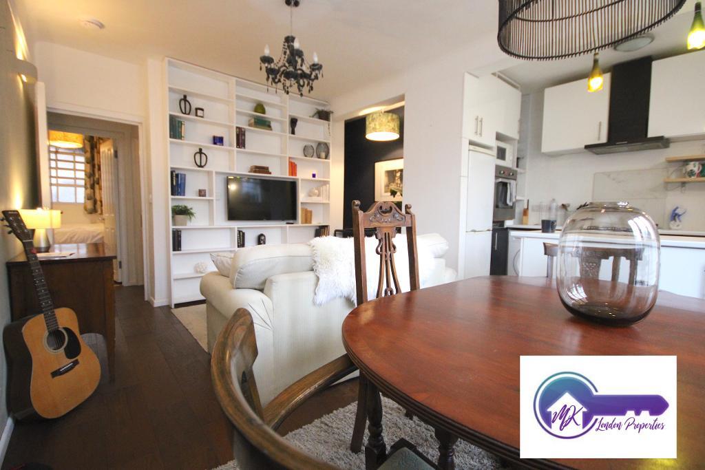 Flat Mortimer Crescent in Greater London