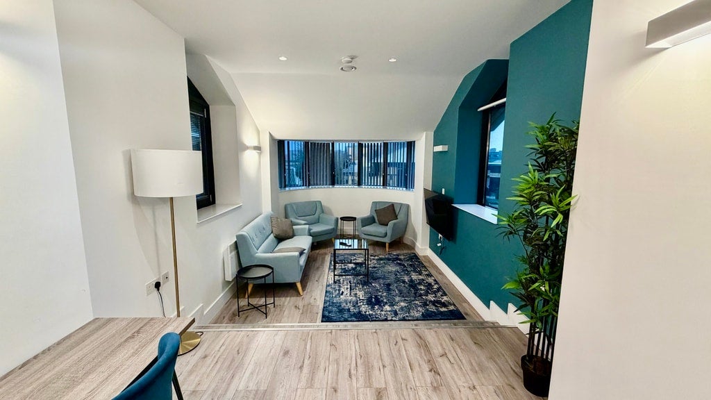 Flat Harlequin Avenue in Greater London