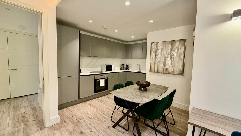 Flat Harlequin Avenue in Greater London