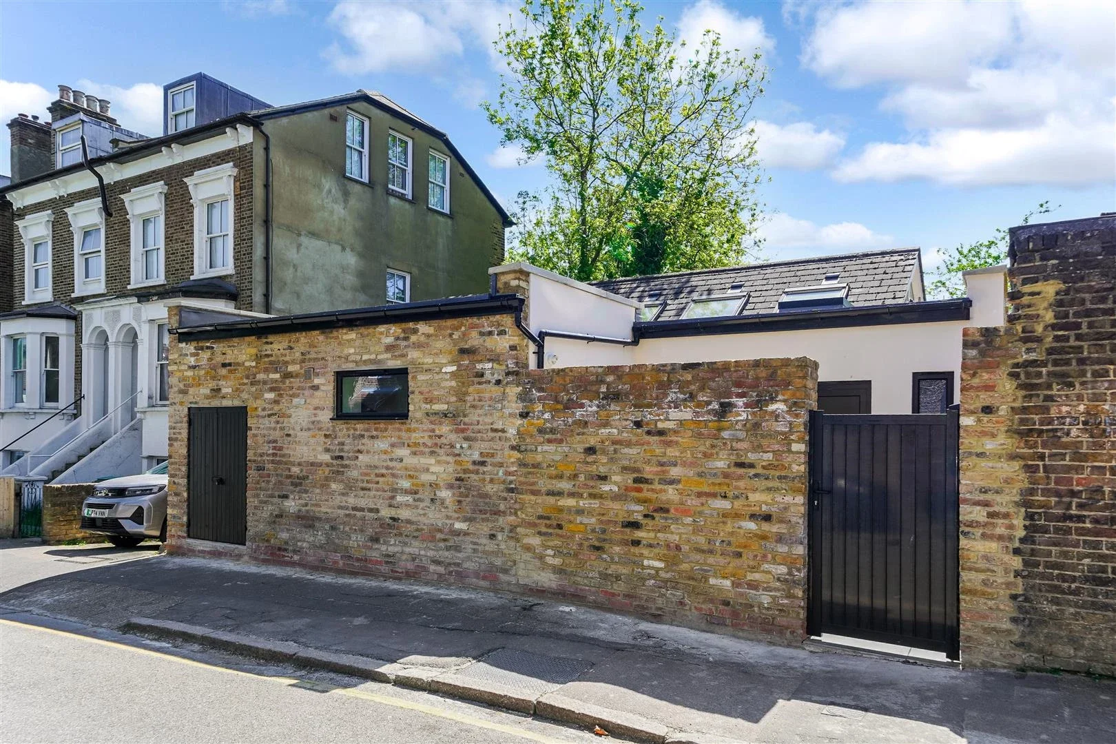 House Pellatt Grove in Greater London