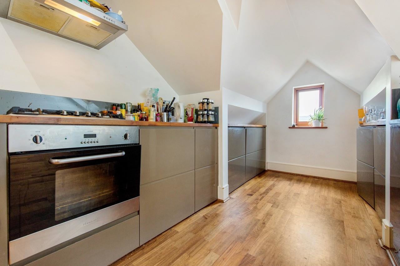 Flat Dumbarton Road in London