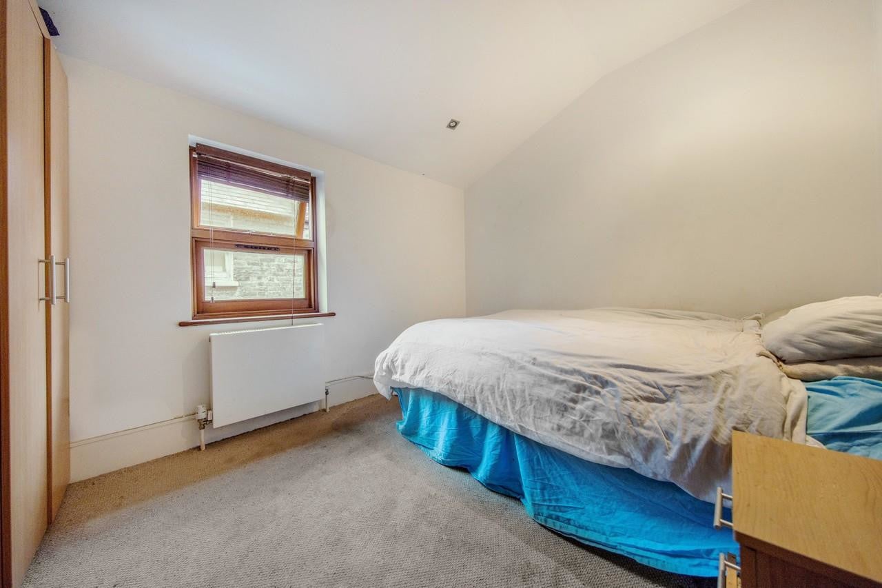Flat Dumbarton Road in London