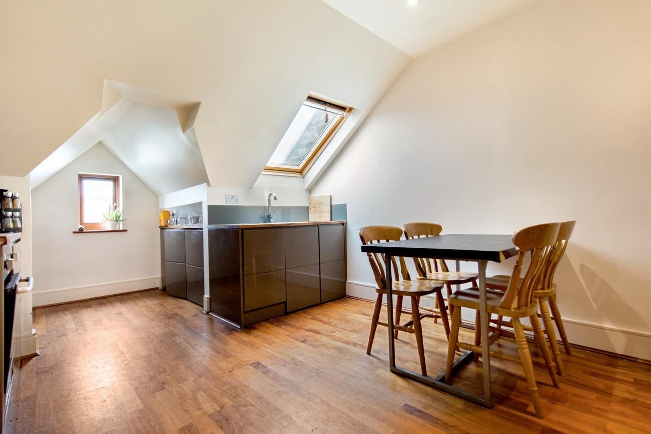 Flat Dumbarton Road in London