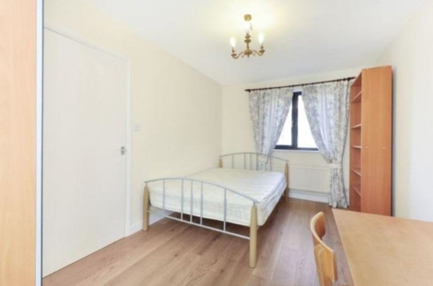 Flat Howland Way in Greater London