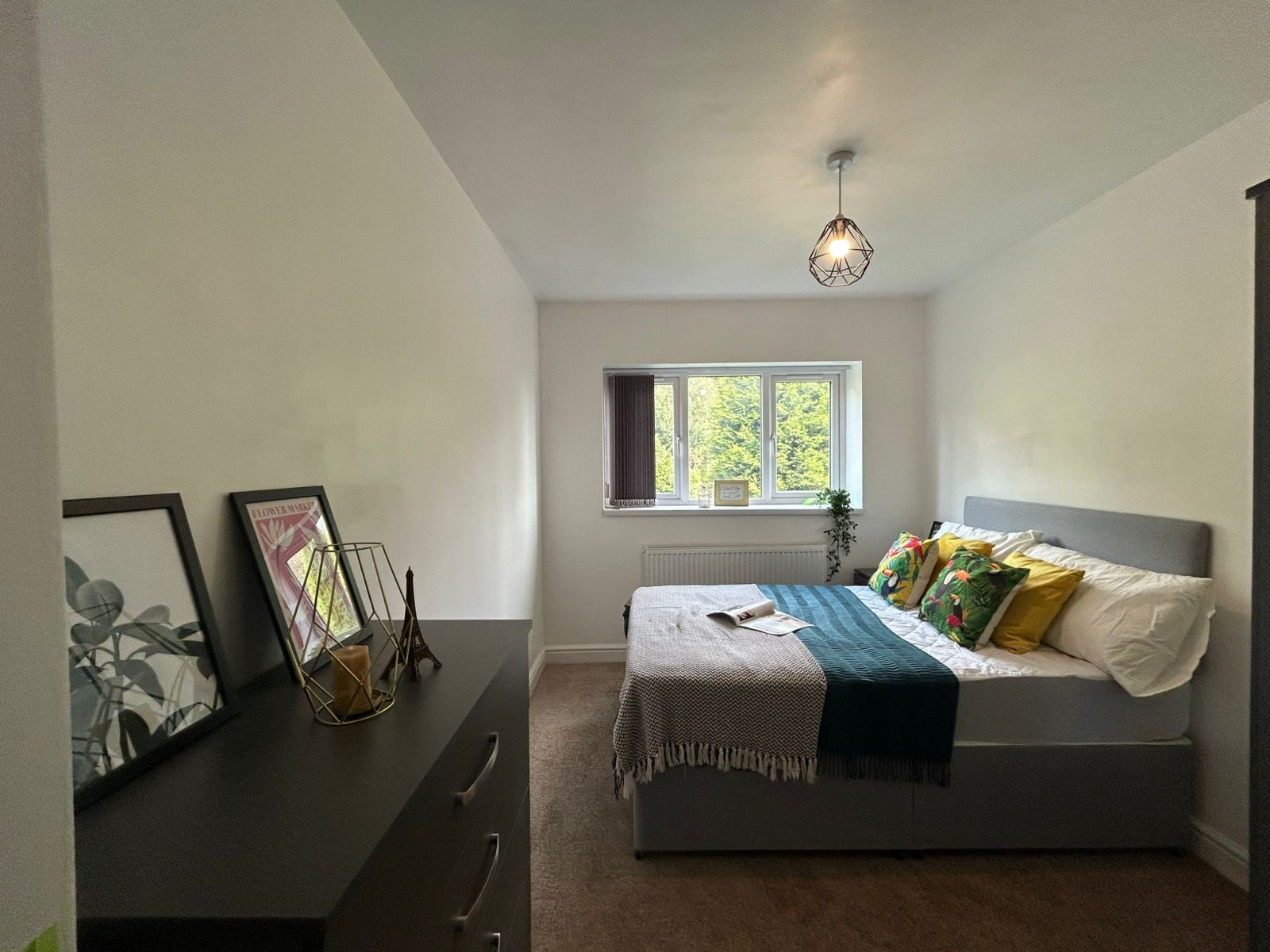Flat Sutton Court Road in Greater London