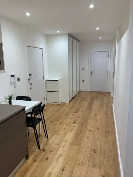 Flat Bell Road in Greater London