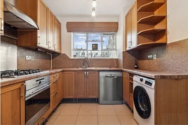 Flat Bolingbroke Grove in Greater London