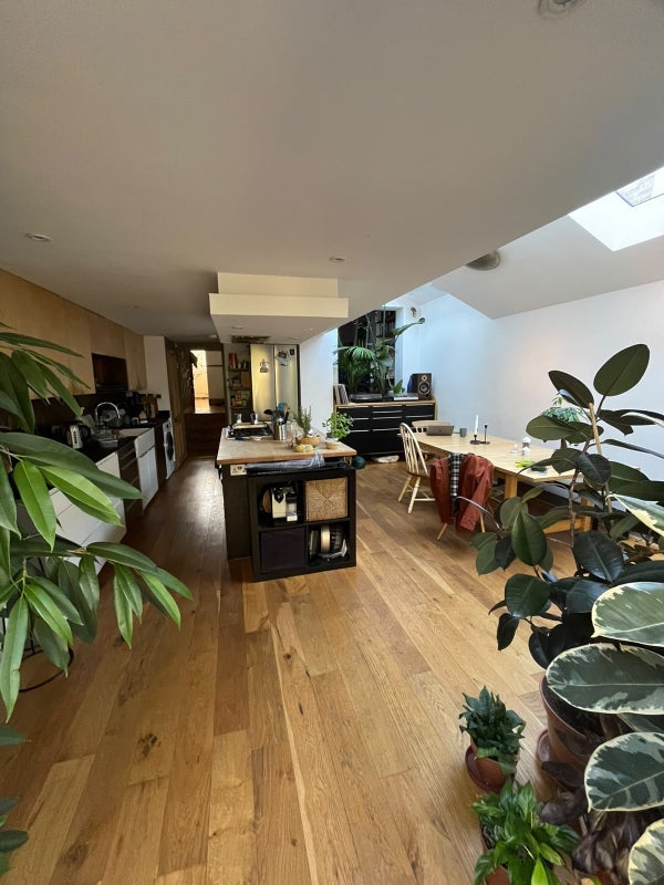 Room Alkham Road in Greater London