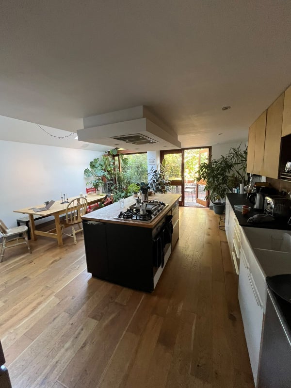 Room Alkham Road in Greater London