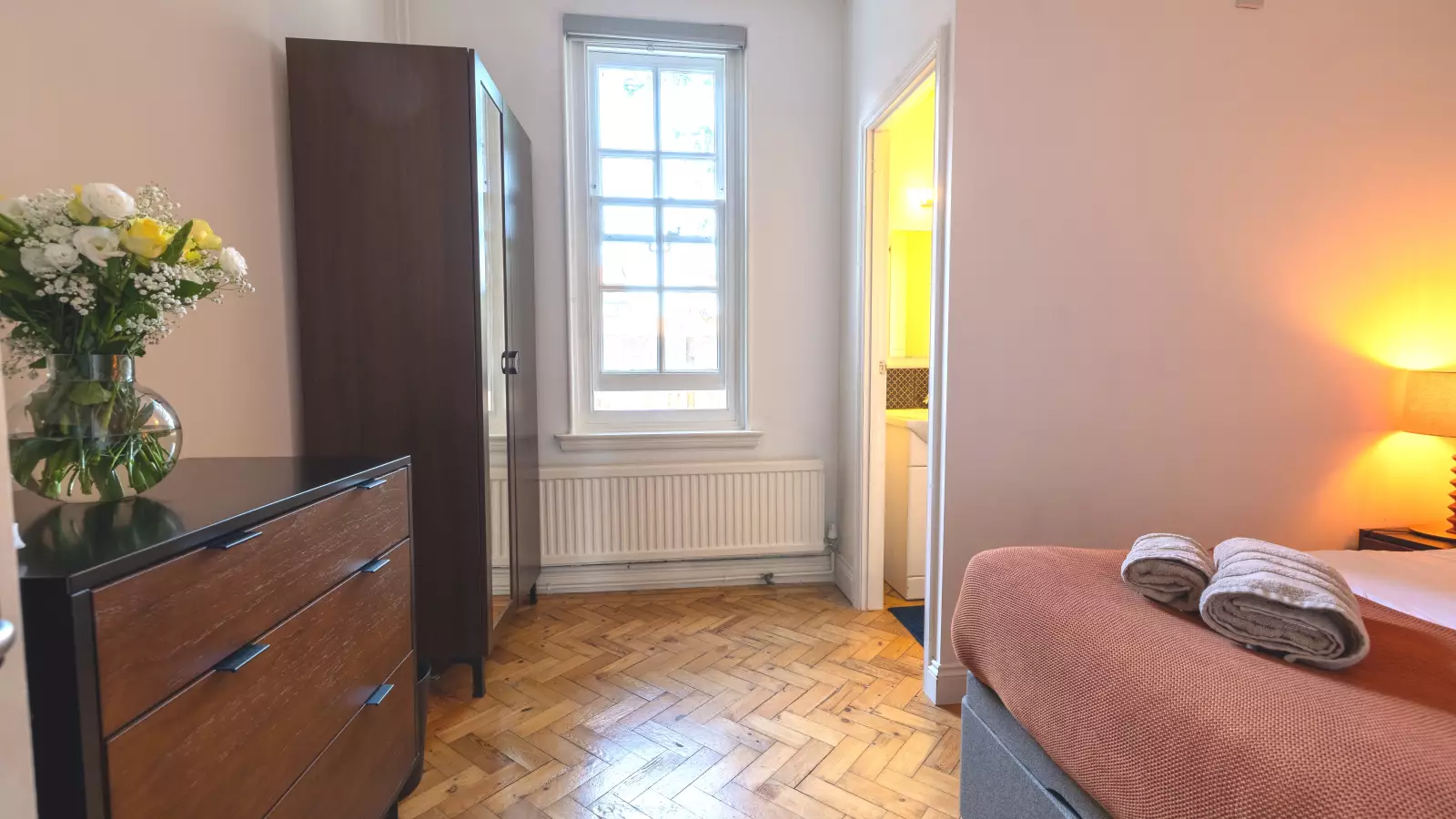 Flat Garratt Lane in Greater London