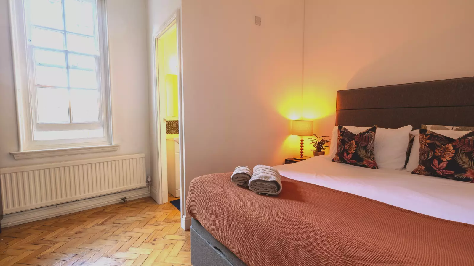 Flat Garratt Lane in Greater London
