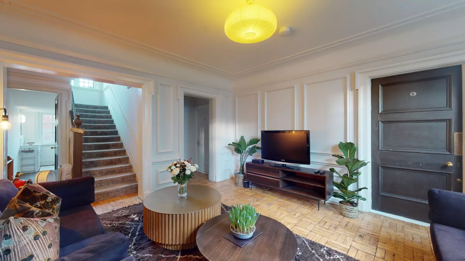 Flat Garratt Lane in Greater London