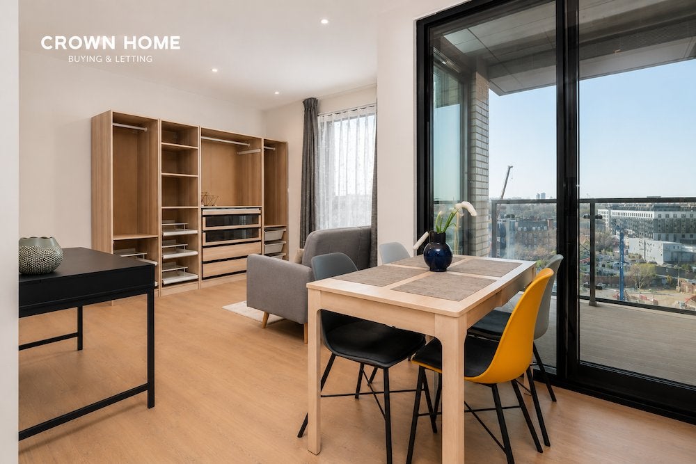 Flat Ebury Roundabout in Batchworth