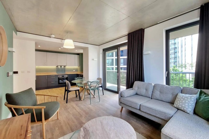 Room Lakeside Way in Greater London