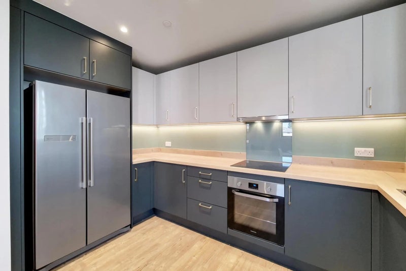 Room Lakeside Way in Greater London
