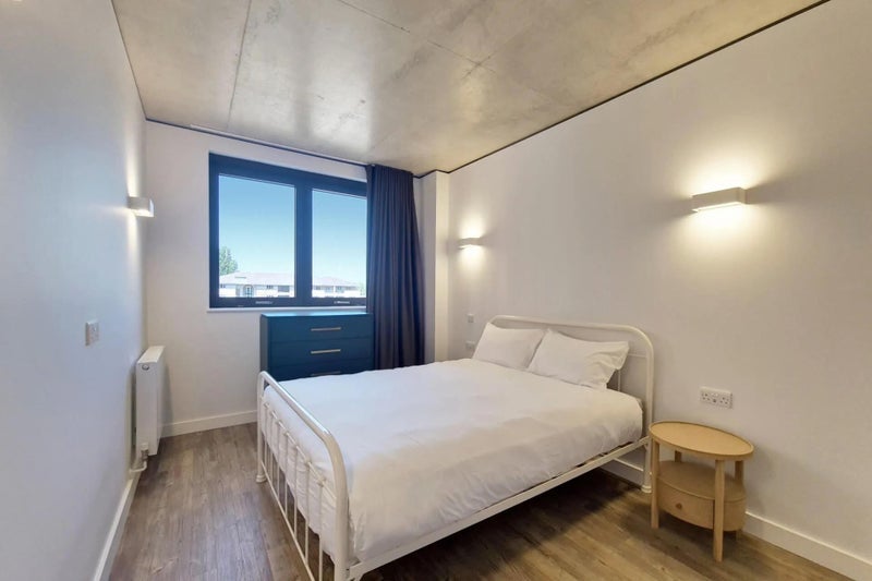 Room Lakeside Way in Greater London