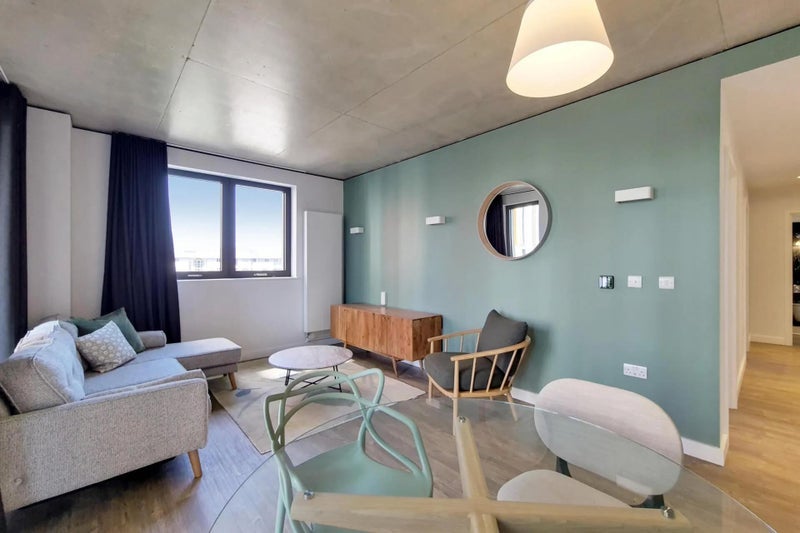 Room Lakeside Way in Greater London