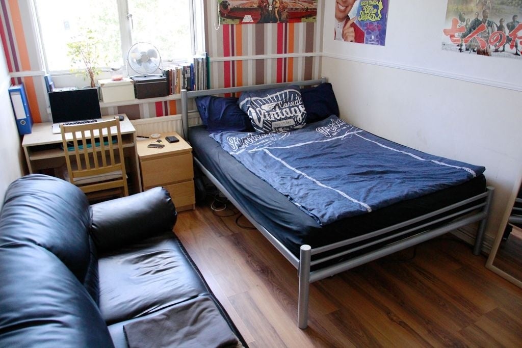 Flat Jubilee Street in Greater London