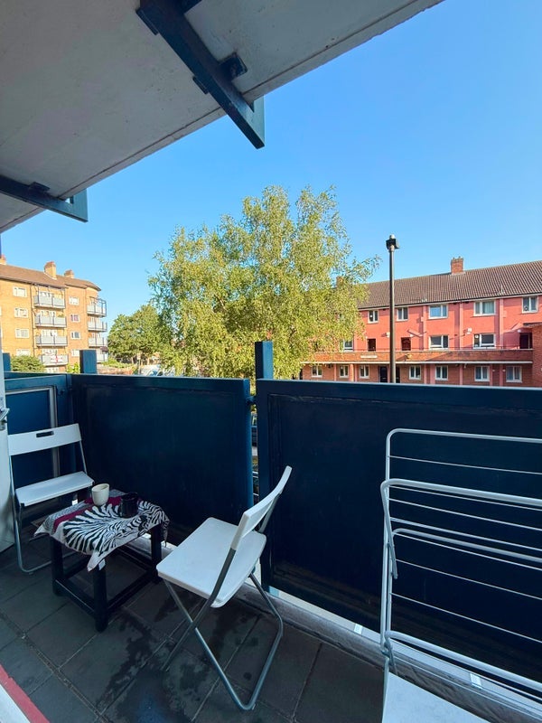 Room Doveton Street in Greater London