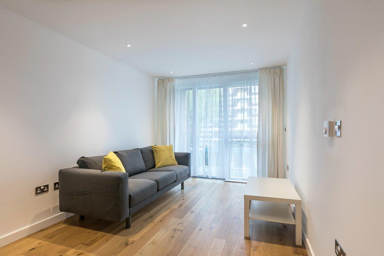 Flat Goldhawk Road in Greater London