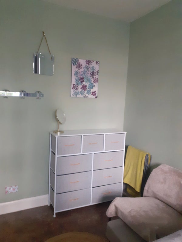 Room Emanuel Avenue in Greater London