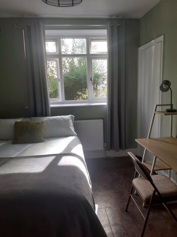 Room Emanuel Avenue in Greater London