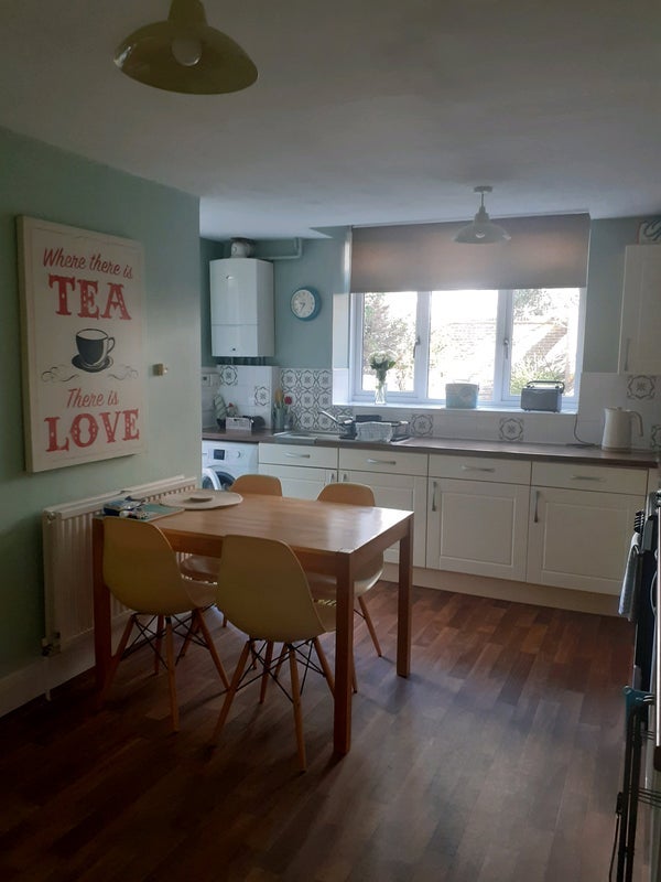 Room Emanuel Avenue in Greater London