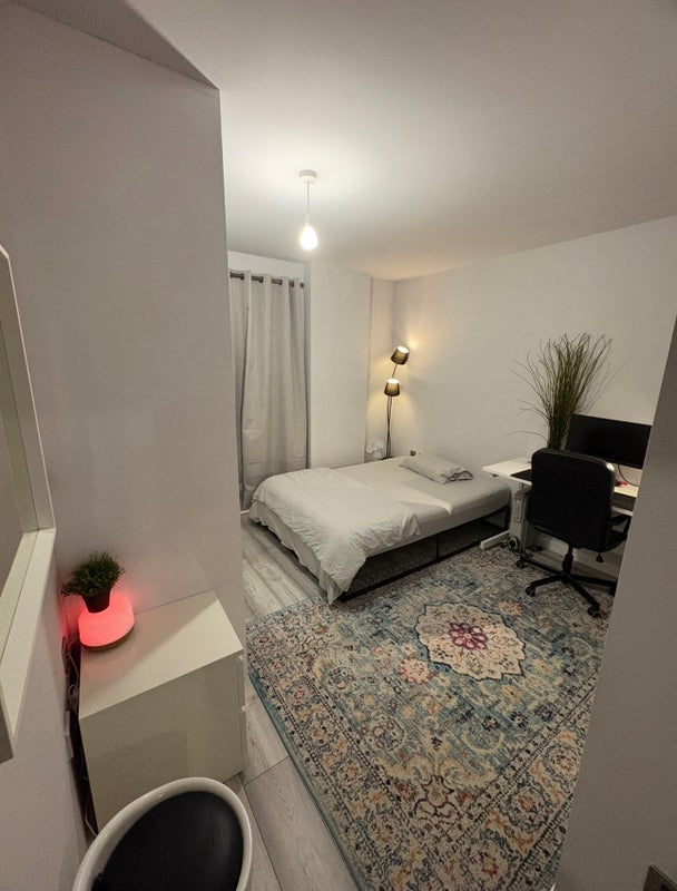 Room Sandy Hill Road in Greater London