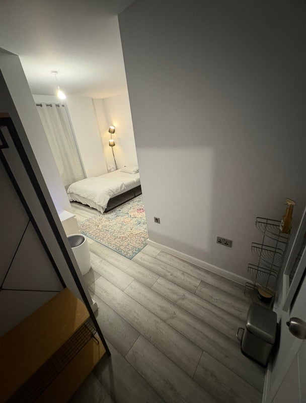 Room Sandy Hill Road in Greater London
