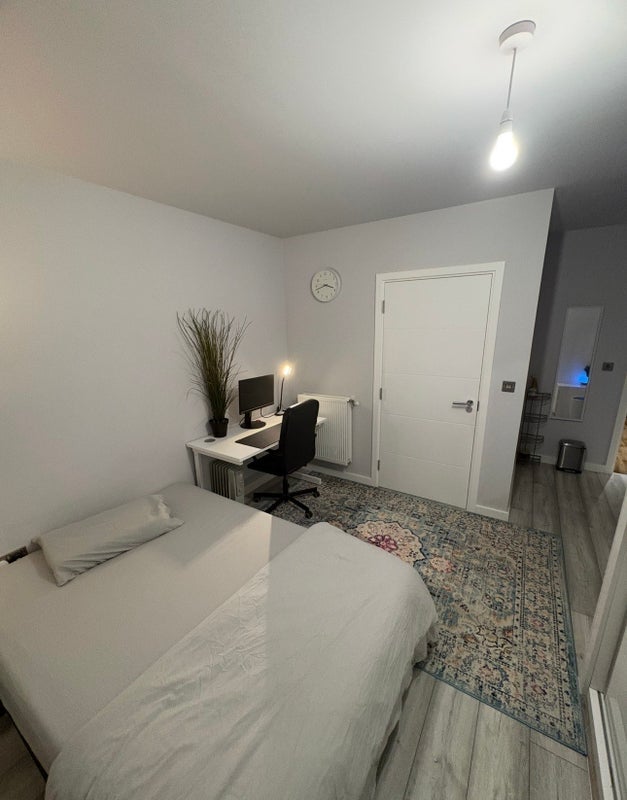 Room Sandy Hill Road in Greater London