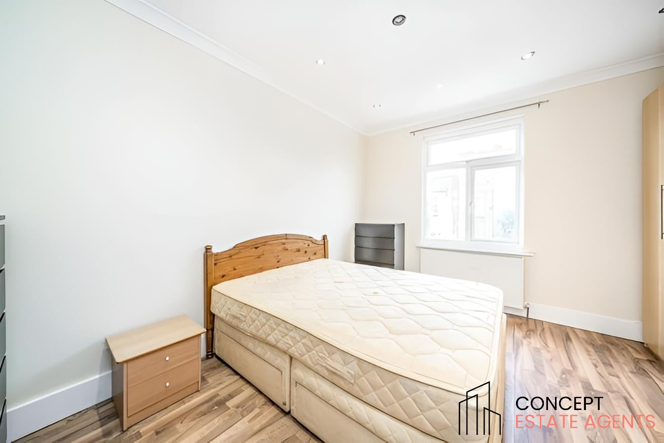 Flat Stroud Road in Greater London