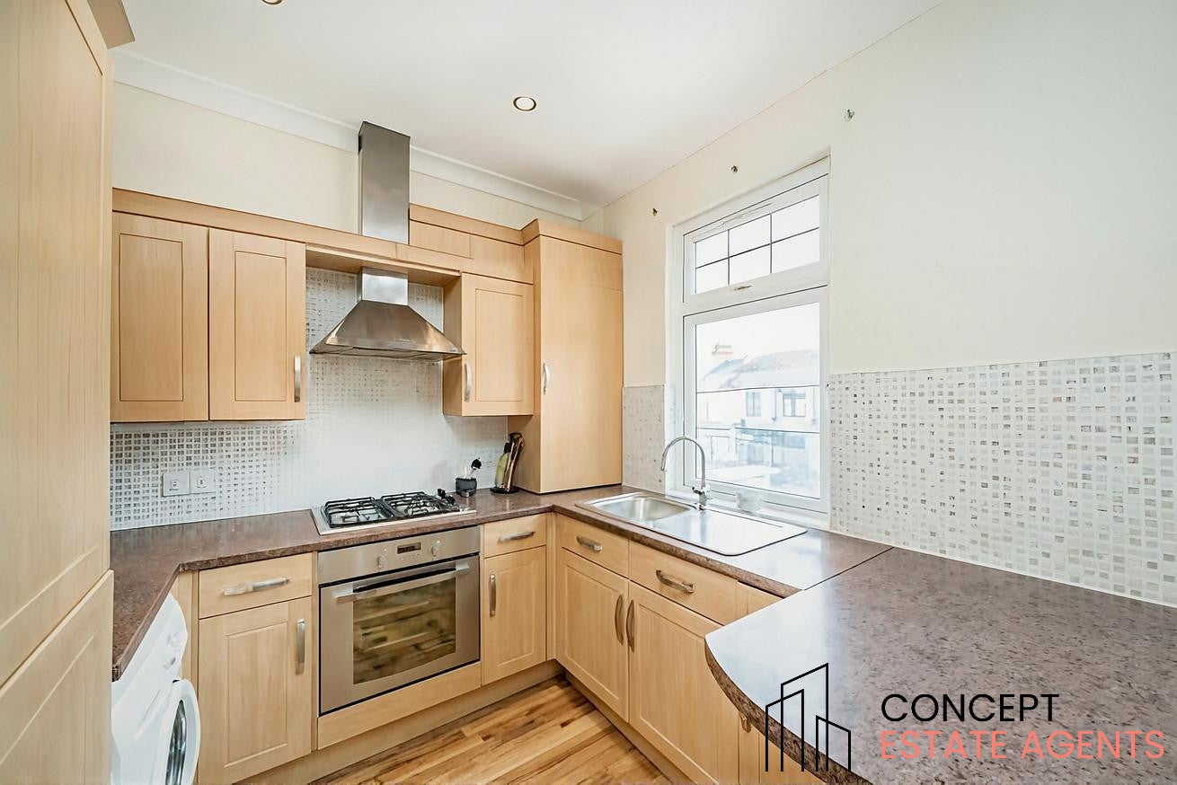 Flat Stroud Road in Greater London