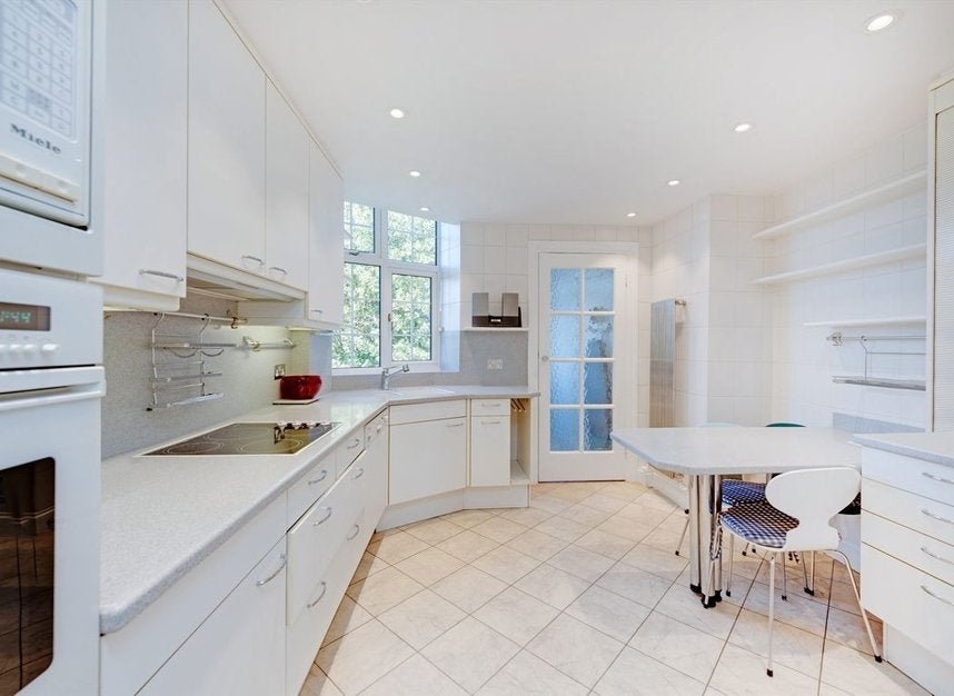 Flat Finchley Road in Greater London