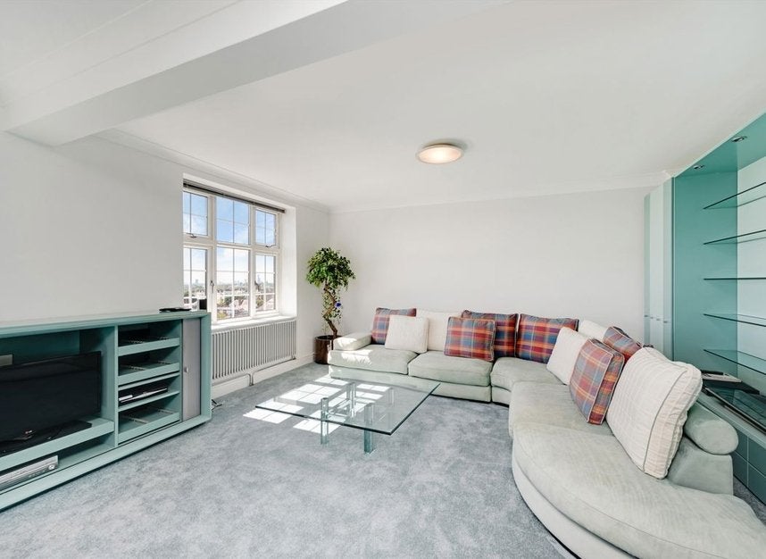 Flat Finchley Road in Greater London