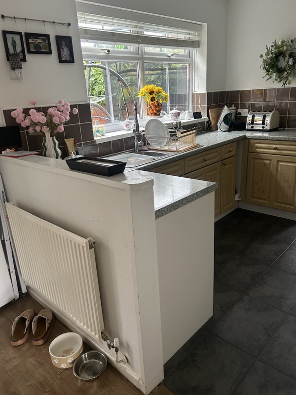 Room Meadow Way in Caerphilly
