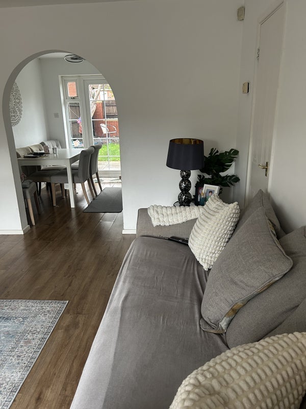 Room Meadow Way in Caerphilly