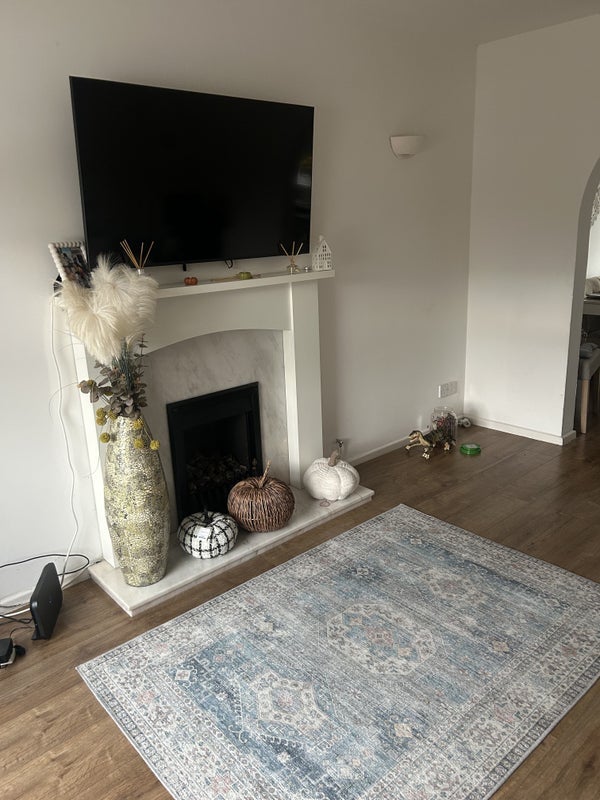 Room Meadow Way in Caerphilly