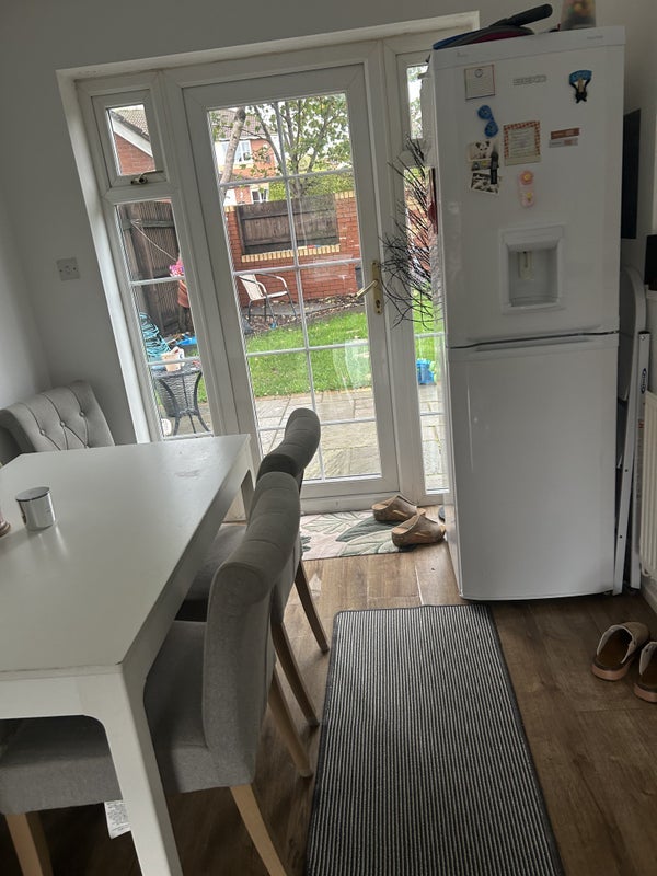 Room Meadow Way in Caerphilly
