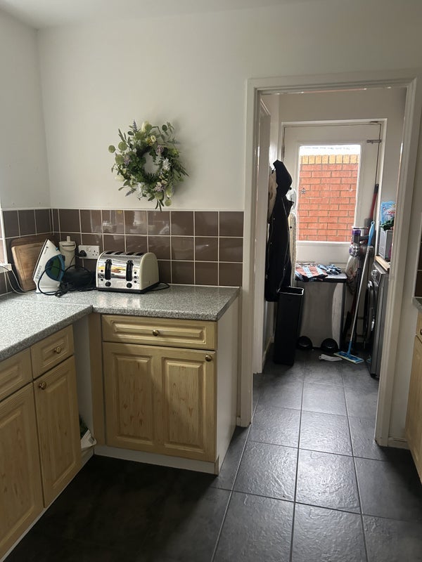 Room Meadow Way in Caerphilly
