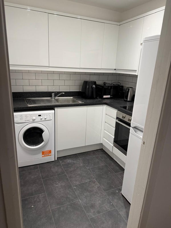 Room Bromley Road in Greater London